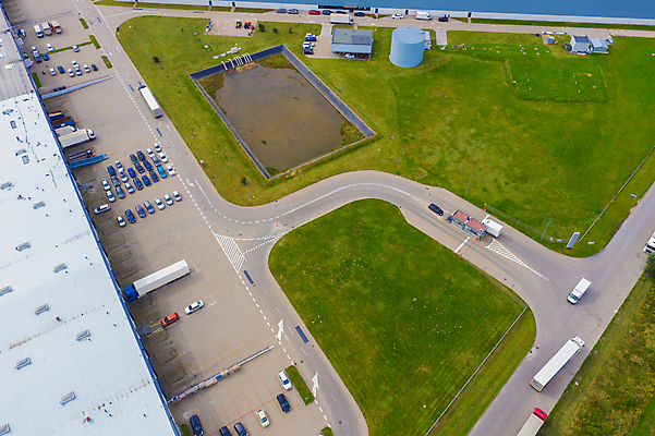 포토 JPG 해외이미지 유럽 산업 도로 비즈니스 공장 교통시설 자동차 독일 안테나 사람없음 화물 상품 컨테이너 창고 시설 상업 수납 짐차 무거움 트레일러 물류 폴란드 드론 분배 수입 조감도 해외포토 나라 길 육상교통 교통 통신 공업 운송업 무게 파일형식 이미지허브