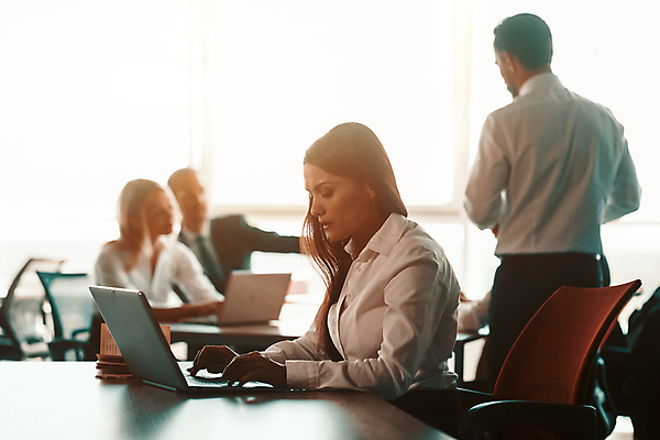 포토 JPG 해외이미지 백인 직업 여자 남자 행복 컨셉 비즈니스 통신 성공 회의 협력 설계 노동자 직장 실내 대화 미소 사람 여러명 성인 노트북 컴퓨터 사무실 업무 작업 비즈니스맨 비즈니스우먼 그룹 계획 토론 고객 책상 동료 경영자 경영 프로젝트 해외포토 서양인 감정 가구 다수 회사 관계 표정 말하기 내부 전자제품 직장인 리더 파일형식 이미지허브
