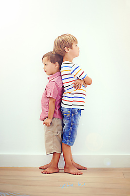 포토 JPG 해외이미지 전신 남자 어린이 함께함 실내 서기 소년 두명 옆모습 친구 팔짱 우정 등맞대기 소년만 해외포토 뷰포인트 컨셉 관계 모션 사람 내부 남자만 어린이만 파일형식 이미지허브