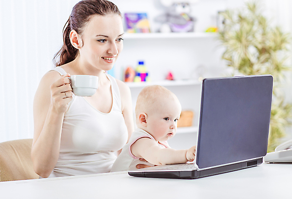 포토 JPG 해외이미지 응시 여자 커피 엄마 휴식 실내 들기 상반신 성인 두명 옆모습 노트북 육아 자녀 아기 해외포토 시선 음료 뷰포인트 컨셉 가족 모션 사람 내부 전자제품 파일형식 이미지허브