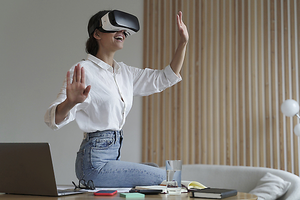 포토 JPG 해외이미지 직업 여자 행복 안경 비즈니스 탁자 미래 고글 주택 직장 한명 앉기 노트북 컴퓨터 사무실 3D 헤드폰 놀람 장비 시험 터치 업무 작업 비즈니스우먼 체험 작업실 종업원 사이버 책상 흥분 혁명 프리랜서 가상 가상현실 현실 획기적 해외포토 1 잡화 교육 감정 음향기기 가구 컨셉 회사 모션 표정 사람 건물 전자제품 직장인 디지털합성 파일형식 이미지허브