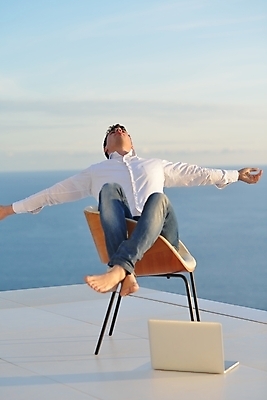 포토 JPG 해외이미지 전신 남자 의자 비즈니스 하늘 팔벌리기 휴식 한명 앉기 성인 야외 옆모습 노트북 자유 옥상 성인남자한명만 해외포토 1 뷰포인트 가구 컨셉 모션 사람 전자제품 남자한명만 성인남자만 파일형식 이미지허브