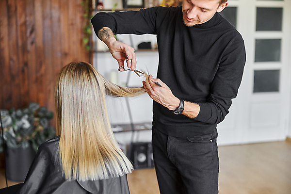 포토 JPG 해외이미지 백인 여자 남자 실내 들기 상반신 성인 두명 옆모습 뒷모습 잡기 미용실 미용사 자르기 머리손질 성인만 해외포토 서양인 직업 뷰포인트 모션 사람 내부 뷰티 뷰티샵 파일형식 이미지허브