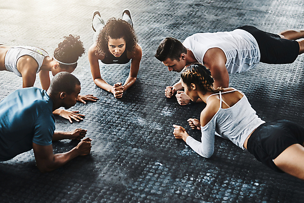 포토 JPG 해외이미지 라이프스타일 응시 여자 남자 스포츠 바닥 함께함 실내 여러명 20대 성인 친구 운동복 운동 헬스장 자신감 그룹 연습 체육관 성인만 플랭크 해외포토 시선 옷 감정 다수 컨셉 관계 건강 사람 청년 내부 생활 헬스 파일형식 이미지허브