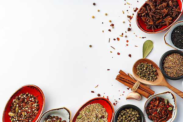 포토 JPG 해외이미지 식재료 실내 마늘 사람없음 다양 향신료 흰배경 시나몬스틱 월계수 통후추 카피스페이스 팔각회향 해외포토 다수 백그라운드 채소 내부 공백 흰색 후추 시나몬 향미료 파일형식 이미지허브