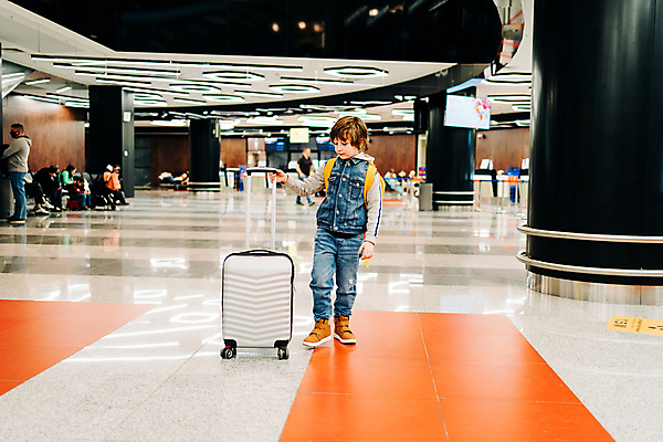 포토 JPG 해외이미지 전신 남자 어린이 실내 한명 서기 소년 앞모습 여행객 캐리어 공항 소년한명만 해외포토 1 뷰포인트 교통시설 모션 사람 내부 여행가방 남자한명만 소년만 파일형식 이미지허브