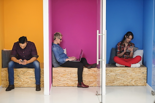 포토 JPG 해외이미지 전신 여자 남자 벽 들기 앉기 성인 세명 노트북 스마트폰 태블릿 사무실 타이핑 업무 비즈니스맨 비즈니스우먼 성인만 해외포토 비즈니스 모션 사람 전자제품 핸드폰 스마트기기 작업 직장인 파일형식 이미지허브