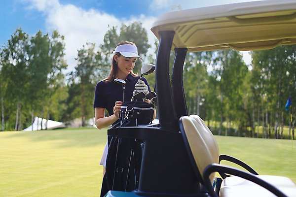 포토 JPG 해외이미지 주간 백인 여자 골프 골프장 한명 들기 상반신 성인 야외 앞모습 골프채 골퍼 골프웨어 골프카트 성인여자한명만 해외포토 자연요소 서양인 1 옷 뷰포인트 스포츠시설 모션 운동선수 골프용품 사람 구기 여자한명만 성인여자만 파일형식 이미지허브