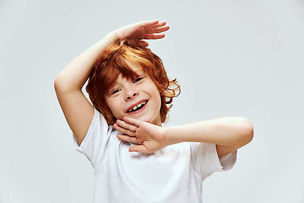 포토 JPG 해외이미지 서양인 남자 어린이 실내 한명 손짓 소년 상반신 앞모습 흰배경 소년한명만 해외포토 외국인 1 뷰포인트 백그라운드 모션 사람 내부 흰색 남자한명만 소년만 파일형식 이미지허브