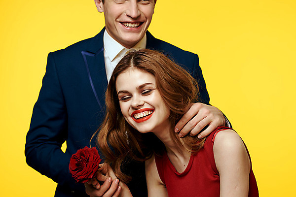 포토 JPG 해외이미지 백인 커플 여자 남자 포옹 들기 상반신 성인 두명 장미 낭만 우아함 성인만 해외포토 서양인 꽃 컨셉 관계 안기 모션 사람 파일형식 이미지허브