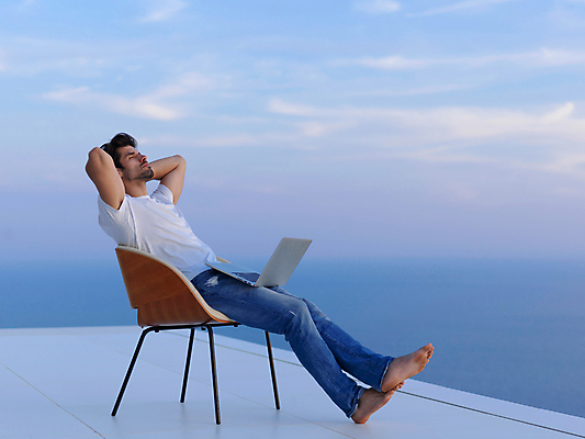 포토 JPG 해외이미지 전신 남자 의자 비즈니스 하늘 휴식 한명 앉기 성인 야외 옆모습 노트북 자유 옥상 성인남자한명만 해외포토 1 뷰포인트 가구 컨셉 모션 사람 전자제품 남자한명만 성인남자만 파일형식 이미지허브