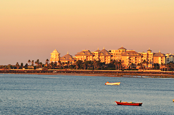 포토 JPG 해외이미지 바다 건축양식 하늘 사람없음 야외 건물 일몰 보트 야간 해안도시 해외포토 자연요소 건축물 건축 배_교통 노을 도시 파일형식 이미지허브