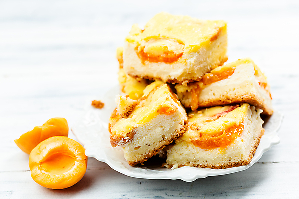 포토 JPG 해외이미지 접시 음식 조각 오렌지 부분 탁자 디저트 치즈 서브 사람없음 케이크 얼음 빵집 껍질 흰색 대접 신선 달콤 맛 아침식사 설탕 자르기 굽기 먹기 슬라이스 살구 타르트 페스츄리 핸드메이드 맛있는 해외포토 자연요소 식기 빵 컬러 가구 컨셉 과일 모션 유제품 상점 식사 구이 파이_빵 파일형식 이미지허브