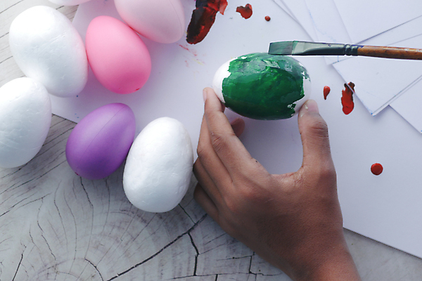 포토 JPG 해외이미지 손 계절 백그라운드 컨셉 부활절 아이디어 사람없음 장식 빨간색 초록색 노란색 상점 계란 축제 페인트 봄 껍질 축하 붓 닫기 4월 심플 타이머 정물화 파스텔톤 카피스페이스 해외포토 기념일 컬러 모션 신체부위 알 공백 날짜 그림 파일형식 이미지허브