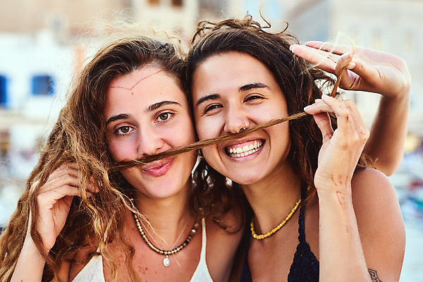 포토 JPG 해외이미지 주간 여자 장난 함께함 웃음 상반신 성인 야외 두명 앞모습 아웃포커스 친구 우정 잡기 OK 콧수염 즐거움 성인여자만 해외포토 자연요소 감정 뷰포인트 컨셉 관계 모션 수염 촬영기법 표정 사람 손짓 여자만 성인만 파일형식 이미지허브