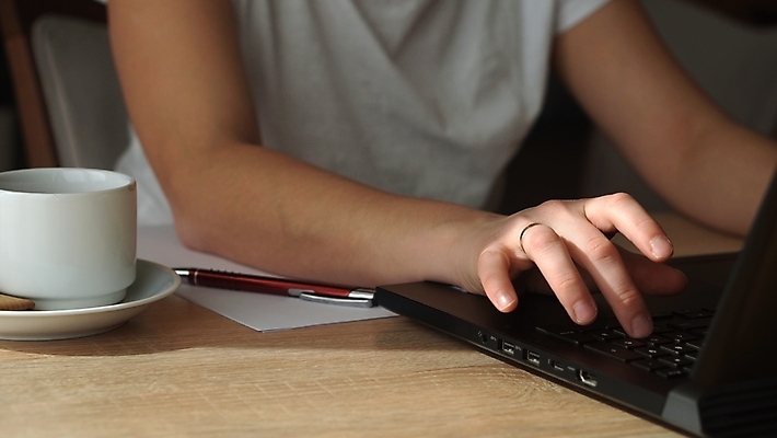 포토 JPG 해외이미지 직업 학생 손 커플 응시 여자 종이 얼굴 커피 백그라운드 인터넷 비즈니스 탁자 모바일 노동자 주택 실내 한명 사람 성인 노트북 스마트폰 쇼핑 컴퓨터 사무실 공책 기록 암호 어플리케이션 인도인 검색 두통 온라인 발명 프로그래머 프리랜서 해외포토 외국인 1 시선 음료 가구 관계 문구용품 동양인 내부 건물 신체부위 전자제품 핸드폰 스마트기기 질병 파일형식 이미지허브