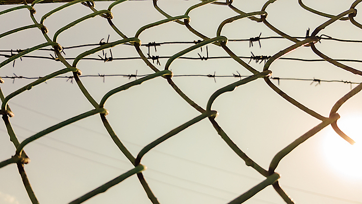 포토 JPG 해외이미지 실루엣 선 벽 백그라운드 오렌지 하늘 추상 경고 경비 안전 사람없음 빨간색 파란색 울타리 금속 일몰 새벽 자유 경계선 도시 보호 얽힘 위험 철 교도소 감옥 사인 군용 전쟁 보안 날카로움 철사 철조망 그만 죄수 철강 국경 해외포토 자연요소 컬러 컨셉 무늬 과일 재질 군대 촬영기법 담장 노을 경계 파일형식 이미지허브