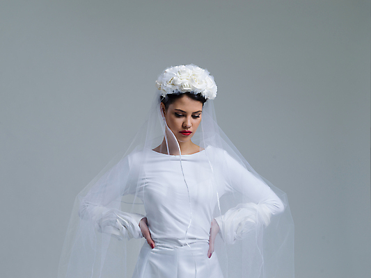 포토 JPG 해외이미지 모델 드레스 여자 행복 웨딩드레스 허리손 포즈 결혼 백그라운드 면사포 한명 상반신 성인 앞모습 화려 우아함 고립 성인여자한명만 해외포토 1 옷 감정 뷰포인트 컨셉 사람 이벤트 결혼소품 여자한명만 성인여자만 파일형식 이미지허브