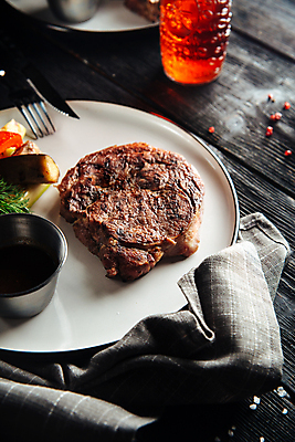 포토 JPG 해외이미지 접시 음식 부분 육류 스테이크 요리 사람없음 세로 식당 식사 샐러드 소고기 튀김 그릴 맛있는 해외포토 식기 식재료 주방용품 서양음식 상점 파일형식 이미지허브