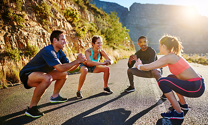 포토 JPG 해외이미지 주간 전신 응시 여자 남자 산 건강 여러명 성인 야외 앞모습 옆모습 친구 운동 햇빛 그룹 연습 성인만 스쿼트 해외포토 자연요소 시선 뷰포인트 다수 관계 사람 태양 파일형식 운동자세 이미지허브