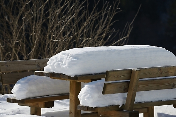 포토 JPG 해외이미지 주간 겨울 벤치 사람없음 야외 눈 나무의자 야외테이블 겨울풍경 눈덮임 해외포토 자연요소 계절 컨셉 의자 탁자 날씨 풍경 목재 파일형식 이미지허브