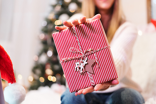 포토 JPG 해외이미지 나무 백인 모자 라이프스타일 계절 여자 행복 크리스마스 겨울 가족 휴가 새해 주택 실내 선물 한명 웃음 빨간색 노트북 빛 농작물 컴퓨터 상자 크리스마스트리 산타클로스 카메라 놀람 인사 메시지 소프트포커스 스웨터 쇼 부름 전나무 온라인 동영상 전송 소셜미디어 해외포토 서양인 식물 1 잡화 기념일 감정 컬러 상의 농업 관계 모션 촬영기법 표정 사람 내부 건물 생활 전자제품 예절 파일형식 이미지허브