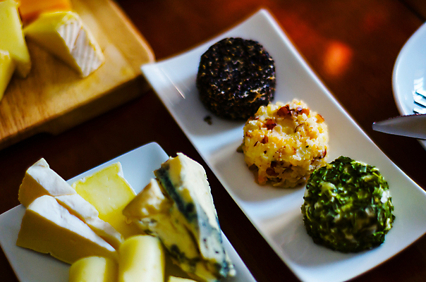 포토 JPG 해외이미지 접시 음식 조각 백그라운드 재료 탁자 치즈 건강 요리 사람없음 목재 파란색 파티 식당 식사 이탈리아 견과류 흰색 시골 변화 애피타이저 상품 자르기 먹기 스위스 유기농 올리브 부드러움 아몬드 프랑스어 곰팡이 모짜렐라치즈 스페인어 식품점 해외포토 나무 문자 식기 웰빙 열매 유럽 컬러 가구 컨셉 모션 유제품 이벤트 상점 감각 파일형식 이미지허브