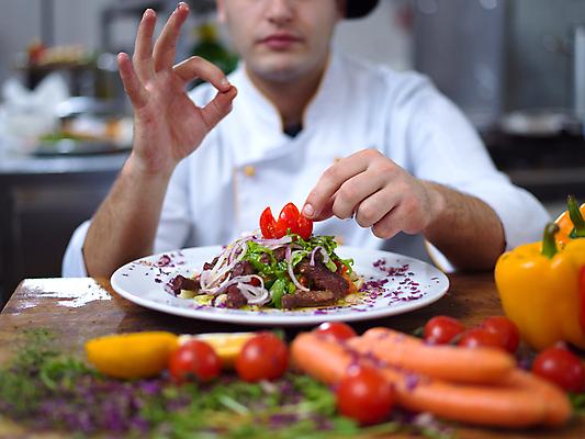 포토 JPG 해외이미지 남자 실내 스테이크 요리 한명 상반신 성인 앞모습 주방 요리사 OK 성인남자한명만 플레이팅 해외포토 직업 1 뷰포인트 서양음식 사람 손짓 내부 상차림 남자한명만 성인남자만 파일형식 이미지허브
