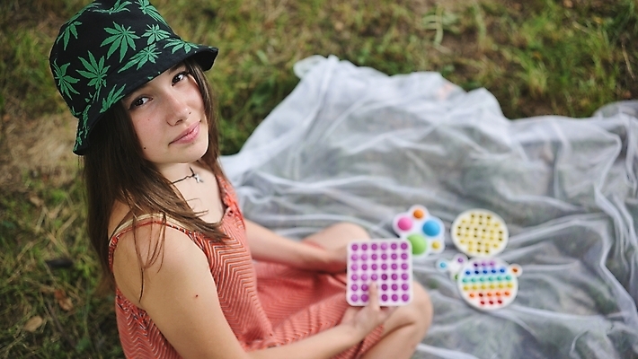 포토 JPG 해외이미지 라이프스타일 손 배너 행복 어린이 무지개 손가락 학교 놀이 주택 관리 한명 소년 파란색 장난감 유치원 흰색 잡기 감각 향수 중독 실리콘 인기 주목 팝 카피스페이스 정신건강 해외포토 자연요소 1 교육 남자 감정 컬러 모션 건강 사람 건물 생활 신체부위 화장품 공백 파일형식 이미지허브