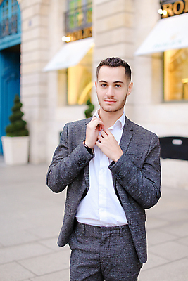 포토 JPG 해외이미지 백인 모델 라이프스타일 옷 남자 유럽 포즈 백그라운드 셔츠 비즈니스 거리 한명 사람 정장 소년 성인 야외 건물 뷰티 유행 걷기 회색 도시 비즈니스맨 우아함 닫기 콘크리트 스타일 해외포토 서양인 1 건축물 나라 어린이 컬러 컨셉 상의 모션 생활 직장인 파일형식 이미지허브