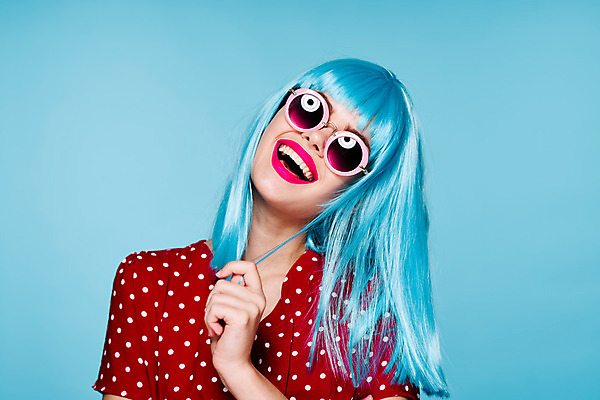 포토 JPG 해외이미지 여자 하늘색 한명 웃음 상반신 성인 앞모습 선글라스 기쁨 잡기 가발 성인여자한명만 힙스터 해외포토 1 패션 감정 안경 뷰포인트 모션 표정 사람 파란색 여자한명만 성인여자만 파일형식 이미지허브