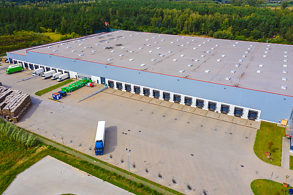 포토 JPG 해외이미지 유럽 산업 도로 비즈니스 공장 교통시설 자동차 독일 안테나 사람없음 화물 상품 컨테이너 창고 시설 상업 수납 짐차 무거움 트레일러 물류 폴란드 드론 분배 수입 조감도 해외포토 나라 길 육상교통 교통 통신 공업 운송업 무게 파일형식 이미지허브