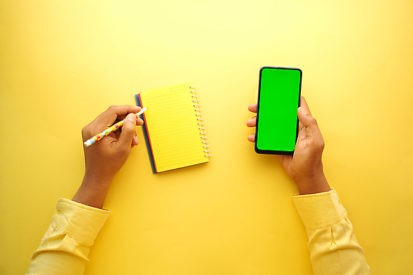 포토 JPG 해외이미지 템플릿 손 디자인 남자 비즈니스 통신 모바일 사람없음 스마트폰 핸드폰 사무실 펜 노란색 스크린 쪽지 정보 흰색 기록 스마트 오브젝트 페이지 온라인 목업 플랫레이 해외포토 컬러 컨셉 사람 신체부위 전자제품 스마트기기 필기구 플랫 파일형식 이미지허브