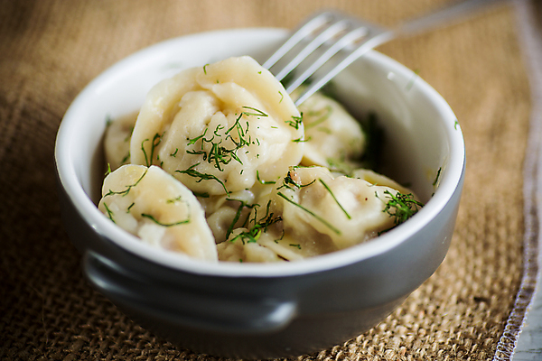 포토 JPG 해외이미지 전통 접시 문화 음식 백그라운드 포크 잎 재료 부분 탁자 건강 육류 요리 사람없음 목재 주방 식당 식사 저녁식사 식탁보 시골 신선 사발 맛 먹기 삼베 향신료 반죽 레시피 후추 점심식사 폭식 라비올리 러시아인 삶기 핸드메이드 스타일 맛있는 토르텔리니 해외포토 서양인 나무 식물 식기 가구 컨셉 식재료 모션 파스타 상점 사기그릇 향미료 파일형식 천_직물 이미지허브