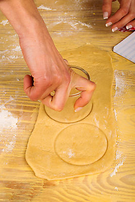 포토 JPG 해외이미지 모양 전통 여자 음식 디저트 관리 요리 사람없음 세로 쿠키 요리사 기구 자르기 굽기 준비 날것 반죽 만들기 성분 곰팡이 커터 페스츄리 핸드메이드 해외포토 직업 빵 모션 사람 구이 파일형식 이미지허브