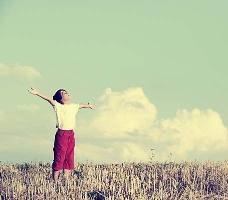 포토 JPG 해외이미지 백인 라이프스타일 행복 어린이 백그라운드 밭 자연 벽지 놀이 하늘 휴가 한명 서기 사람 풍경 소년 야외 여름 컬러풀 태양 노란색 맑음 기쁨 에너지 자유 가을 신선 밀 긍정 파라다이스 카피스페이스 해외포토 자연요소 서양인 1 계절 남자 감정 컬러 컨셉 농업 모션 날씨 곡류 생활 공백 생태계 파일형식 이미지허브