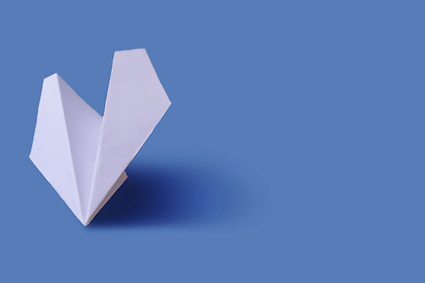 포토 JPG 해외이미지 종이 실내 사람없음 한개 종이비행기 파란배경 카피스페이스 해외포토 1 백그라운드 내부 파란색 공백 종이접기 파일형식 이미지허브