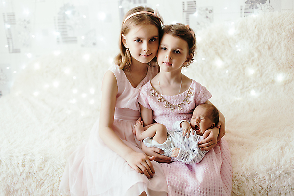 포토 JPG 해외이미지 전신 여자 어린이 안기 함께함 실내 앉기 상반신 앞모습 옆모습 세명 눕기 다정 아기 자매 여동생 여자만 얼굴맞대기 해외포토 뷰포인트 컨셉 가족 모션 사람 내부 동생 파일형식 이미지허브