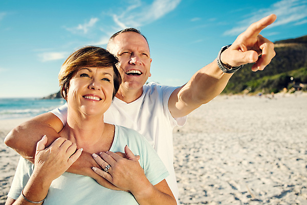 포토 JPG 해외이미지 주간 백인 커플 응시 여자 남자 여유 바다 중년 안기 하늘 휴식 함께함 웃음 상반신 야외 두명 앞모습 가리킴 즐거움 중년만 해외포토 자연요소 서양인 시선 감정 뷰포인트 컨셉 관계 모션 표정 사람 손짓 성인 성인만 파일형식 이미지허브
