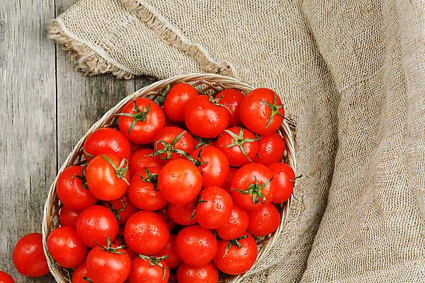 포토 JPG 해외이미지 토마토 방울토마토 실내 사람없음 하이앵글 바구니 삼베 가득함 담기 나무배경 해외포토 뷰포인트 백그라운드 채소 모션 내부 파일형식 천_직물 이미지허브