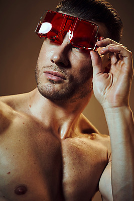 포토 JPG 해외이미지 응시 남자 포즈 고글 실내 한명 상반신 성인 앞모습 잡기 근육질 성인남자한명만 갈색배경 바디프로필 해외포토 1 시선 뷰포인트 백그라운드 모션 근육 사람 내부 갈색 헬스 몸매 남자한명만 성인남자만 파일형식 이미지허브