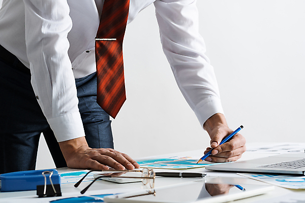 포토 JPG 해외이미지 남자 비즈니스 실내 숙이기 한명 들기 상반신 성인 옆모습 연필 기록 비즈니스맨 성인남자한명만 해외포토 1 뷰포인트 포즈 모션 학용품 사람 내부 필기구 직장인 남자한명만 성인남자만 파일형식 이미지허브