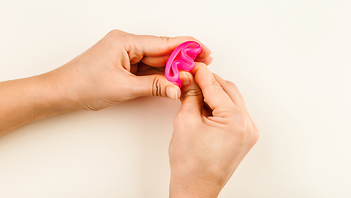 포토 JPG 해외이미지 여자 분홍색 관리 사람없음 컵 흰색 잡기 위생 상품 친환경 순환 방법 삽입 실리콘 위생관리 접기 해외포토 식기 컬러 모션 사람 환경 파일형식 이미지허브