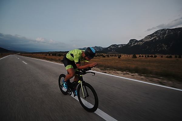 포토 JPG 해외이미지 주간 전신 남자 도로 하늘 한명 성인 야외 옆모습 자전거 승차 사이클선수 사이클링 라이딩 성인남자한명만 해외포토 자연요소 1 길 뷰포인트 교통시설 모션 운동선수 사람 바이크 육상스포츠 남자한명만 성인남자만 파일형식 이미지허브