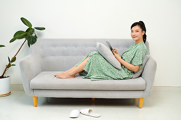 포토 JPG 해외이미지 전신 여자 여유 휴식 실내 한명 들기 앉기 동양인 성인 옆모습 소파 태블릿 성인여자한명만 집콕 해외포토 1 감정 뷰포인트 컨셉 의자 모션 사람 인종 내부 전자제품 스마트기기 신조어 여자한명만 성인여자만 파일형식 앳홈라이프 이미지허브