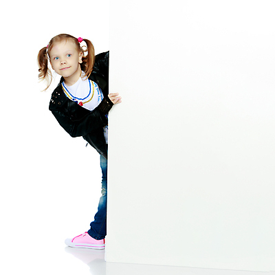 포토 JPG 해외이미지 서양인 응시 여자 어린이 백그라운드 한명 들기 상반신 앞모습 사각형 집중 보여주기 주목 소녀한명만 카피스페이스 해외포토 도형 외국인 1 시선 뷰포인트 컨셉 모션 사람 공백 여자한명만 소녀만 파일형식 이미지허브