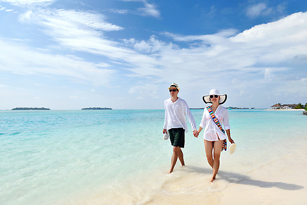 포토 JPG 해외이미지 주간 전신 라이프스타일 커플 여자 남자 데이트 휴식 사랑 성인 해변 야외 두명 앞모습 여름 걷기 손잡기 맑음 성인만 해외포토 자연요소 계절 감정 바다 뷰포인트 컨셉 관계 모션 날씨 사람 생활 파일형식 이미지허브