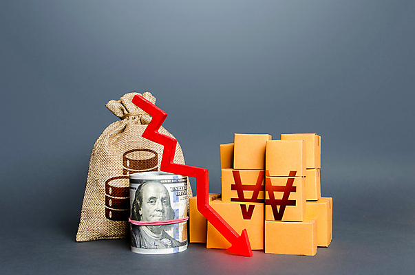 포토 JPG 해외이미지 산업 화살표 컨셉 돈 회색배경 경제 상자 달러 거래 원화 돈자루 떨어짐 돈다발 상품 주식 하락 무역 가치 수입 위기 비용 해외포토 백그라운드 금융 회색 재산 파일형식 이미지허브