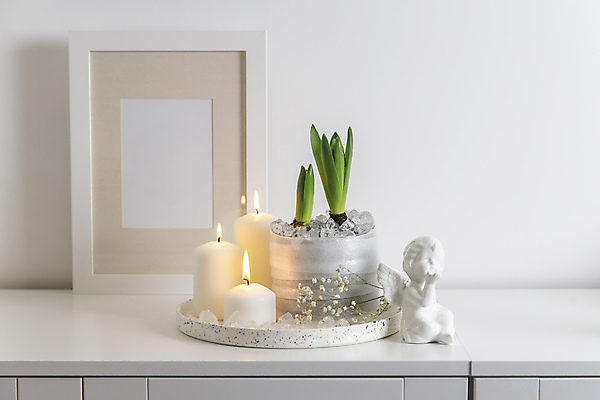 포토 JPG 해외이미지 식물 디자인 꽃 탁자 천사 부활절 주택 프레임 쟁반 그림자 사람없음 내부 장식 책 컵 꽃병 봄 방 머그컵 흰색 히아신스 해외포토 식기 계절 기념일 컬러 가구 건물 파일형식 이미지허브