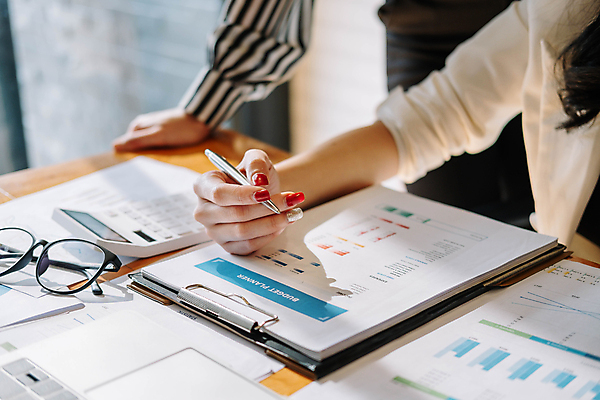 포토 JPG 해외이미지 손 안경 비즈니스 실내 들기 신체부위 볼펜 동료 문서 서류판 해외포토 잡화 관계 모션 사람 내부 펜 사무용품 파일형식 이미지허브